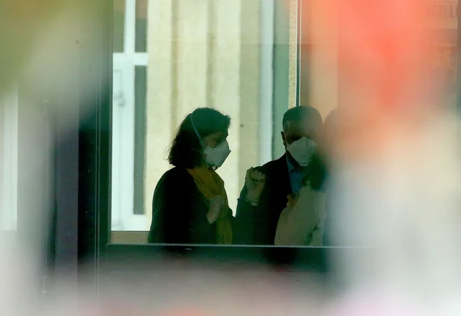 Zdravstvena stroka opozarja, da virus lahko resno ogrozi predvsem kronične bolnike in starejše. FOTO: Francois Nascimbeni Afp
