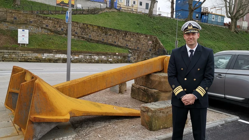 Fotografija: Sidro kot spomenik morju z zlomljenim krakom. Zasluge za sidro ima njegov lastnik Lean Fonda. Foto Boris Šuligoj