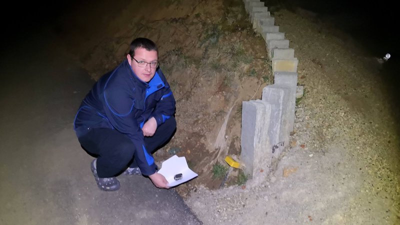 Fotografija: Gregor Kos in lokacija, kjer je našel kamenček. FOTO: Bojan Ambrožič