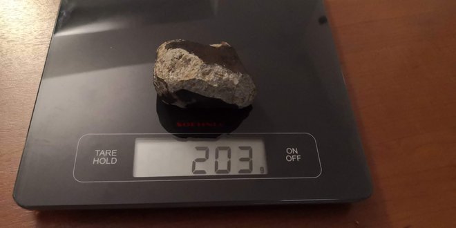 Meteorit je težak 203 grame. FOTO: Bojan Ambrožič