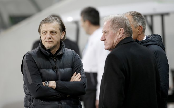 Predsednik NK Olimpija Milan Mandarić je pred tekmo trenerju Safet Hadžiću namenil besede spodbude. Foto Blaž Samec