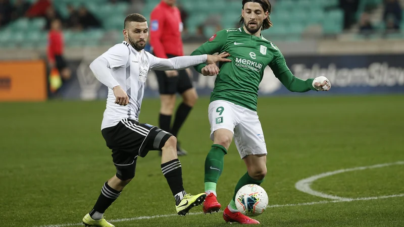 Fotografija: Olimpija ni blestela, a je v izjemno zahtevnem derbiju proti Muri dosegla zmago, ki je imela šampionske obrise. Tri točke ji je zagotovil najboljši strelec in ne posebej razpoloženi Ante Vukušić (desno). FOTO: Blaž Samec/Delo