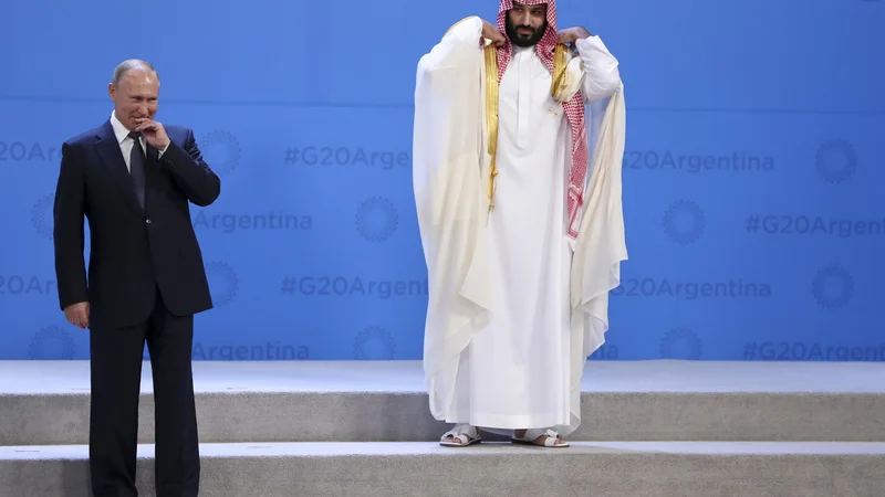 Fotografija: Med zadnjimi je največ pozornosti nedvomno pritegnilo dolgo napovedovano ponovno srečanje med Trumpom in Putinom, ki je pozornost vzbudilo tudi zato, ker je Putin objel savdskega prestolonaslednika princa Mohameda bin Salmana. FOTO: Ricardo Mazalan/AP