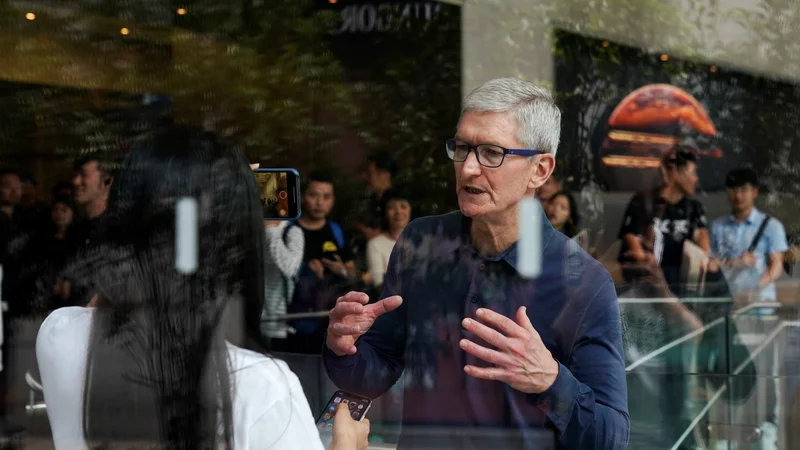 Fotografija: Applov izvršni direktor Tim Cook ni pričakoval takšne upočasitve prodaje na velikem kitajskem trgu. FOTO: Reuters