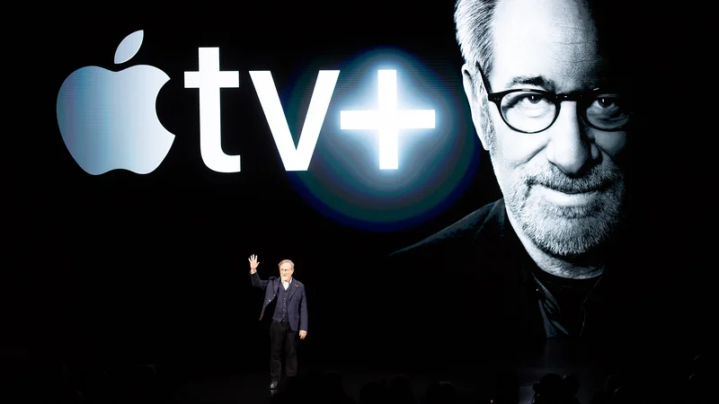 Fotografija: Med zvezdniki je na oder prvi prišel Steven Spielberg in napocedal novo serijo. FOTO: Noah Berger/AFP