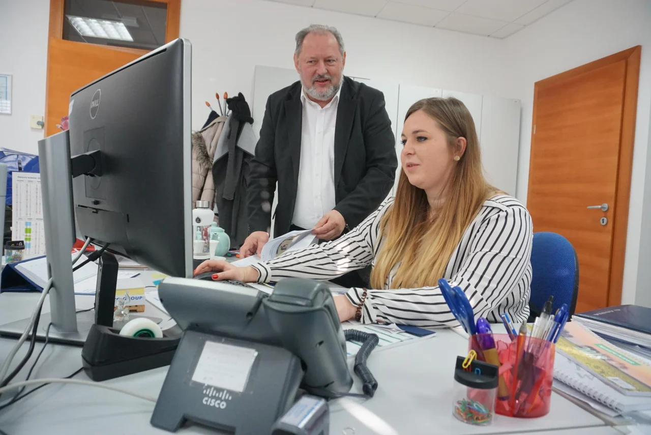 Fotografija: Delodajalec, ki razume in sprejme dejstvo, da vsaka generacija lahko pomembno pripomore k uspešnosti organizacije, bo izkoristil sinergične učinke različnosti svojih zaposlenih. FOTO: Janoš Zore
