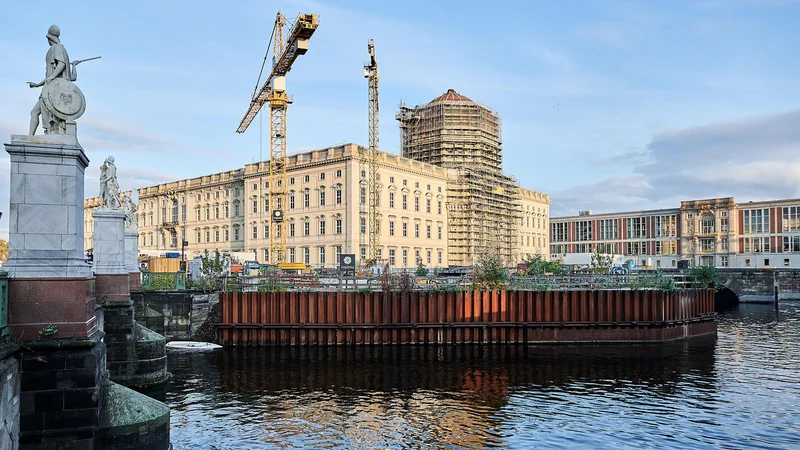 Fotografija: Tloris in proporci stavbe bodo enaki originalu, prav tako tri fasade in kupola, le severno pročelje je zasnovano sodobno. Foto Humboldtov forum