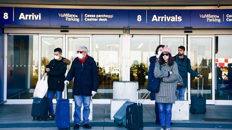 Fotografija: Na letališčih je zaradi koronavirusa manj potniškega prometa, potniki pa večinoma nosijo tudi zaščitne maske. FOTO: AFP