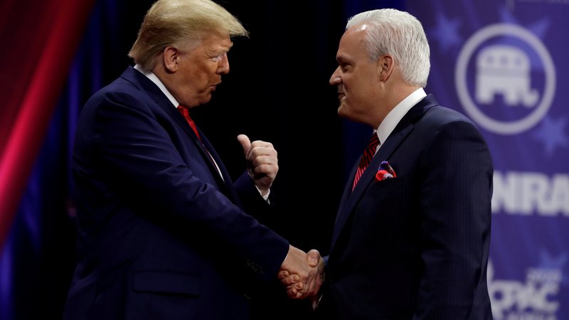 Fotografija: Rokovanje predsednika Donalda Trumpa z Mattom Schlappom iz Ameriške konservativne zveze ACU. FOTO: Yuri Gripas/Reuters
