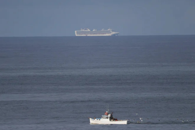 Križarka Grand Princess v ozadju. FOTO: Stephen Lam/Reuters