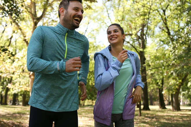 Tek v naravi, lahko mu rečemo kros, lahko mu rečemo &raquo;trail&laquo;, če je zelo razgiban, je dober za vašo tekaško pripravljenost, pa še znebili se boste stresa.&nbsp;FOTO:&nbsp;Shutterstock