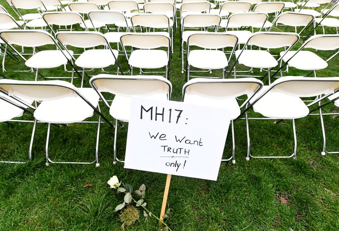 Včeraj so svojci žrtev pred ruskim veleposlaništvom v Haagu v protest postavili 298 praznih stolov. Rusija še vedno zanika svojo vpletenost v sestrelitev letala na letu MH17. FOTO: Piroschka Van De Wouw/Reuters
