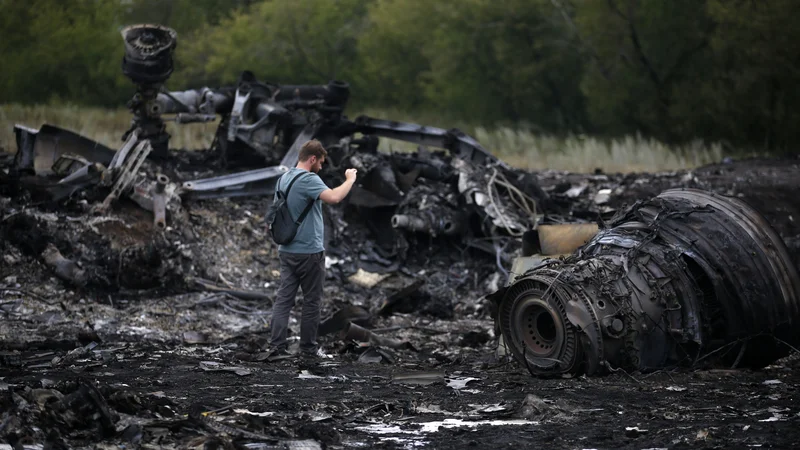 Kraj blizu naselja Grabovo v vzhodni Ukrajini, kjer je sestreljeno letalo boeing 777 17. julija 2014 treščilo na tla. FOTO: Maxim Zmeyev/Reuters