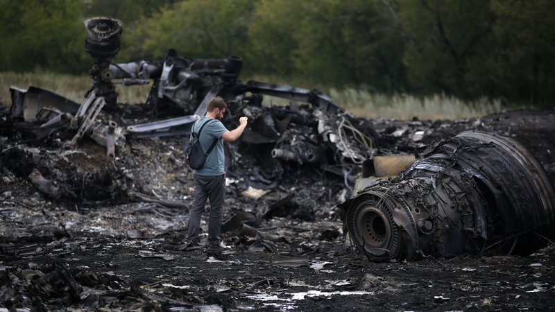 Fotografija: Kraj blizu naselja Grabovo v vzhodni Ukrajini, kjer je sestreljeno letalo boeing 777 17. julija 2014 treščilo na tla. FOTO: Maxim Zmeyev/Reuters
