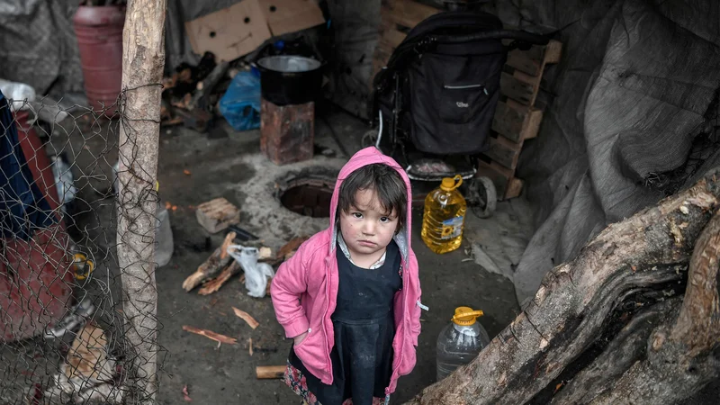 Fotografija: Begunski otrok v prenapolnjenem taborišču na Lezbosu. FOTO: Louisa Gouliamaki/AFP