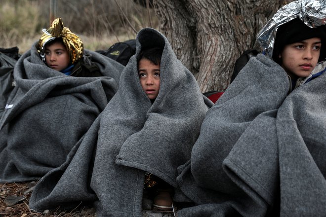 Begunski otroci po prihodu s trajektom na otok Lezbos. FOTO: Costas Baltas/Reuters