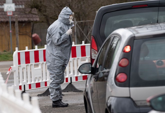 Kljub kontrolam »drive-in« je število okuženih v Nemčiji preseglo število tisoč. FOTO: Thomas Kienzle/AFP
