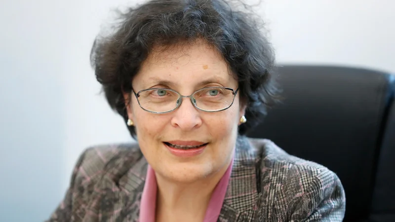 Fotografija: Dr. Zdenka Čebašek Travnik, predsednica Zdravniške zbornice Slovenije: »Zdravniki ugotavljamo, da v naši državi ni nikogar, ne osebe ne institucije, ki bi prevzela osebno odgovornost za vsa priporočila in navodila, ki jih dajejo na MZ in NIJZ zdravnikom.« FOTO: Uroš Hočevar/Delo