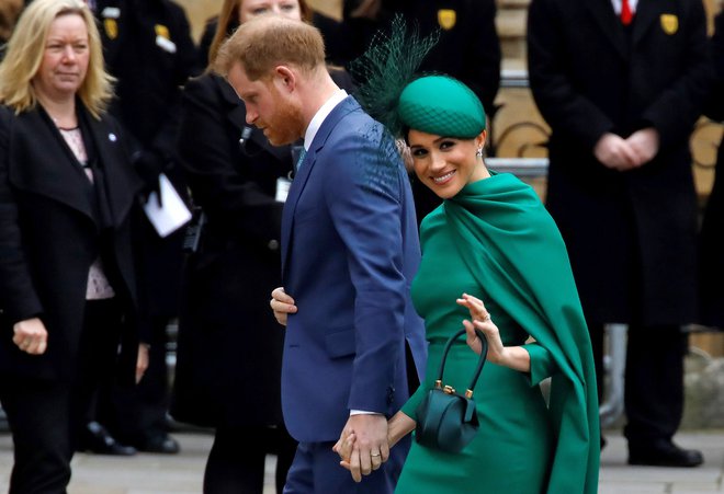 Princ Harry in Meghan Markle sta še zadnjič v imenu kraljice pomahala svojim oboževalcem na današnji uradni kraljevi dolžnosti, po enoletnem prehodnem obdobju, ki se začne s 1. aprilom, pa se bodo odločili, kako in kaj. Foto AFP