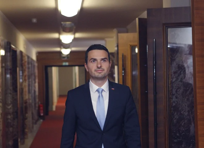 Matej Tonin se bo po pričakovanjih v svojem kabinetu gotovo oprl na izkušnje Boštjana Perneta, nekdanjega šefa vojaških obveščevalcev. FOTO: Mavric Pivk