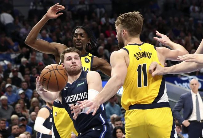 Luka Dončić je imel veliko dela z Litovcem Domantasom Sabonisom (11), ki je zbral 20 točk, 16 skokov in 6 asistenc. FOTO: USA Today Sports