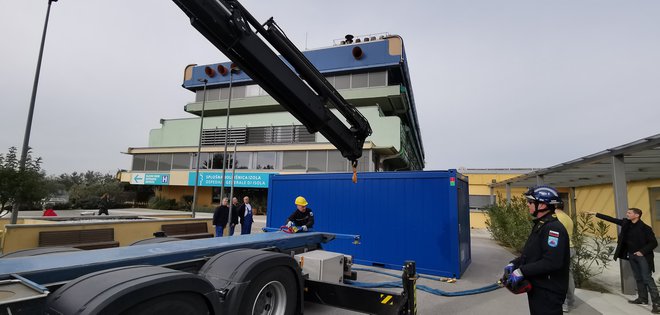 Pred izolsko splošno bolnišnico so namestili kontejner za sprejem morebitnih okuženih. FOTO: Boris Šuligoj