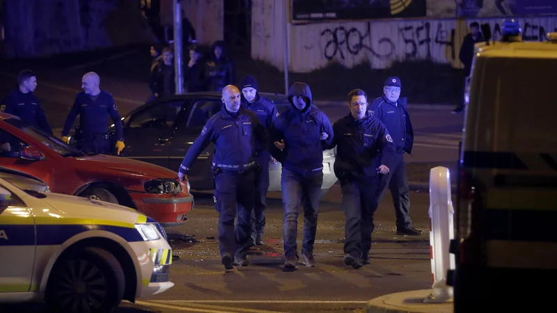 Fotografija: Policijska intervencija na Dunajski cesti v Ljubljani. FOTO: Blaž Samec/Delo