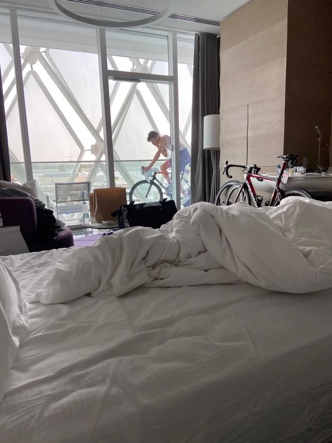 Pogačar trenira na balkonu. FOTO: UAE Team Emirates