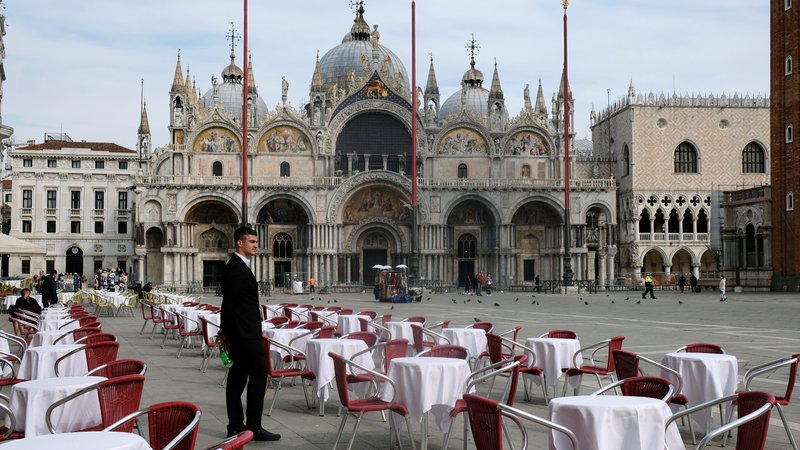 Fotografija: Prizor s trga Svetega Marka v Benetkah dan zatem, ko je v veljavo stopila karantena. Foto: REUTERS/Manuel Silvestri