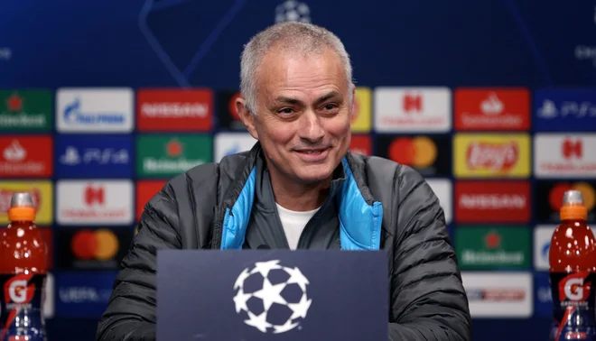 Jose Mourinho je bil na zadnjem druženju z novinarji odlično razpoložen. FOTO: AFP