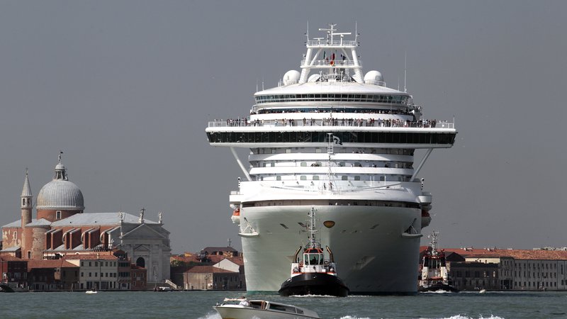 Fotografija: V Benetkah se s trumami turistov spopadajo tudi tako, da velike potniške ladje preusmerjajo stran od središča. FOTO: Reuters