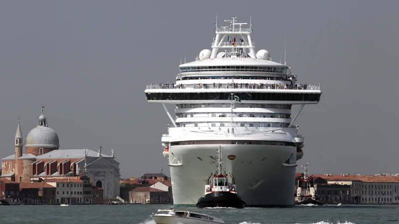 Fotografija: V Benetkah se s trumami turistov spopadajo tudi tako, da velike potniške ladje preusmerjajo stran od središča. FOTO: Reuters