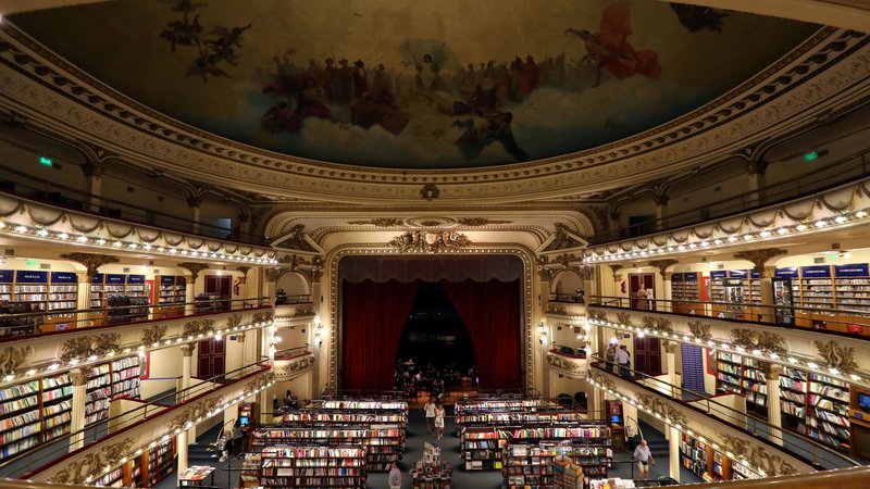 Fotografija: Knjigarna Ateneo Grand Splendid v Buenos Airesu je v predelani notranjosti nekdanjega gledališča. Foto Reuters