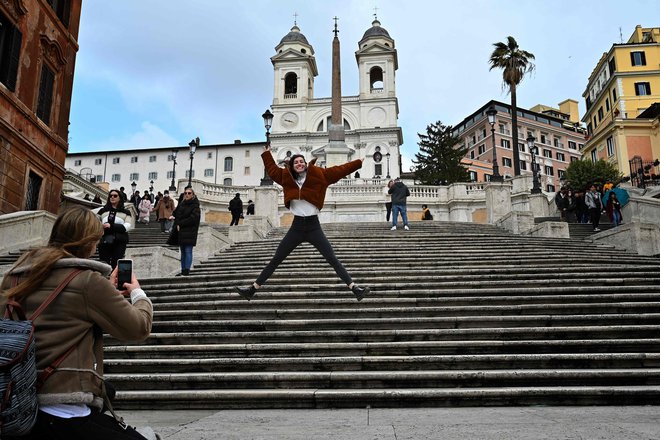 Španske stopnice v Rimu, ko Italija še ni bila v karanteni. FOTO: AFP