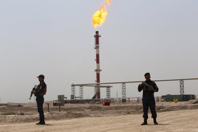 Največji zdrs cen nafte je povzročila vojna za naftna polja v Kuvajtu leta 1991. Drugega je sprožila vojna za tržne deleže med Rusijo in Savdsko Arabijo. FOTO: Reuters