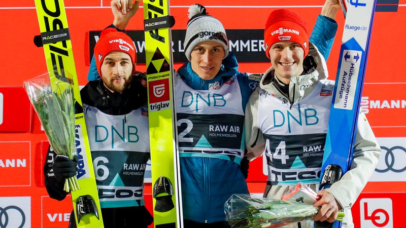 Fotografija: Peter Prevc ni skrival zadovoljstva po včerajšnji zmagi v Lillehammerju. Na odru za najboljše sta mu družbo delala Nemca – drugouvrščeni Markus Eisenbichler (levo) in tretjeuvrščeni Stephan Leyhe (desno). FOTO: Reuters