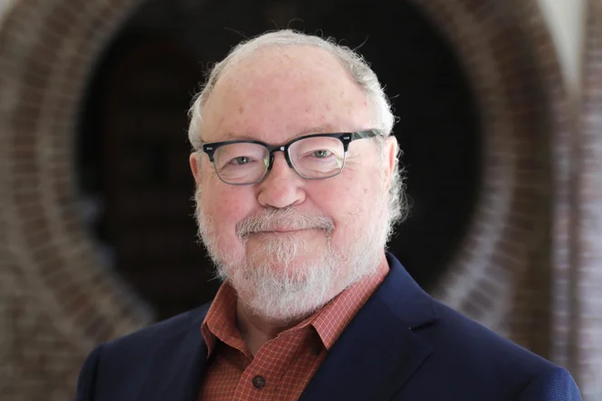 Thomas Harris z novim romanom Cari Mora.<br />
FOTO: arhiv založbe