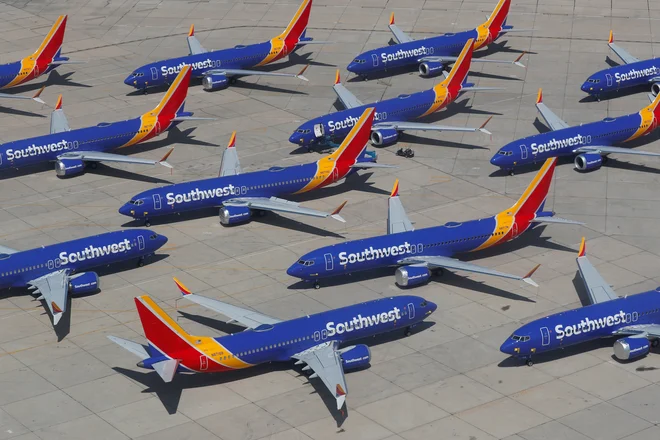 Že nekaj dni po etiopski nesreči so prizemljili vse boeinge 737 max 8, ki še zdaj nimajo dovoljenja za letenje. FOTO: Mike Blake/Reuters