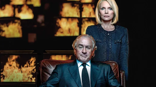 Robert De Niro in Michelle Pfeiffer sta Bernieja in Ruth Madoff upodobila v filmu HBO <em>The Wizard of Lies</em> (<em>Čarovnik laži</em>) iz leta 2017.<br />
Foto promocijsko gradivo