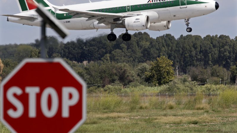Fotografija: Potnike z italijanskih letališč zavračajo. FOTO: Max Rossi/Reuters