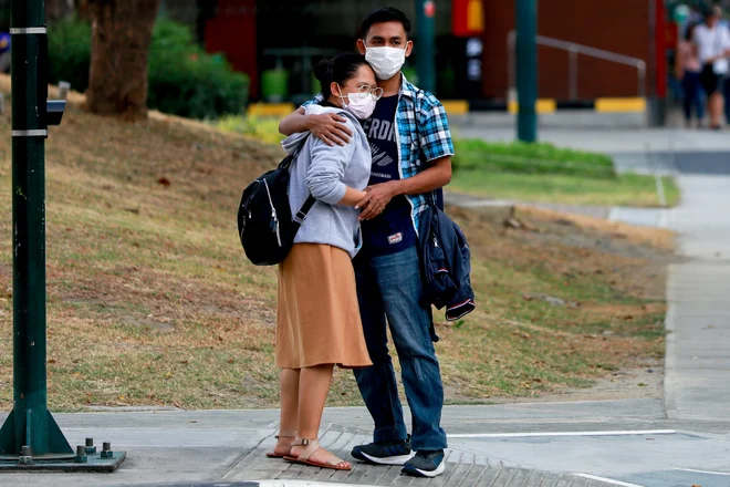 K sreči je valentinovo že mimo, a romantičnim zvezam čas epidemije res ni naklonjen. FOTO: Eloisa Lopez/Reuters