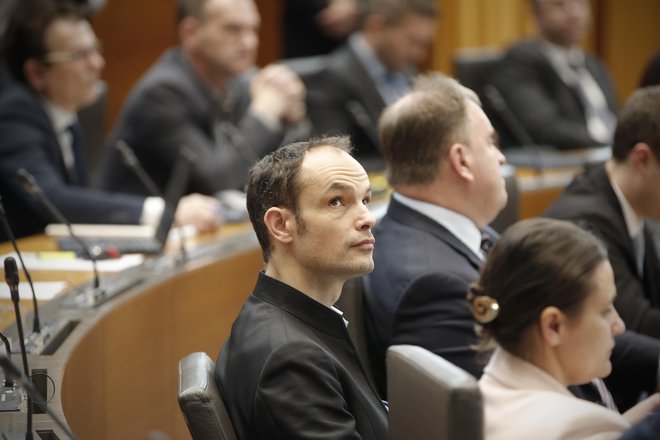 Anže Logar med nedavnim glasovanjem v državnem zboru, na katerem je bil Janez Janša potrjen za mandatarja. FOTO: Jure Eržen/Delo