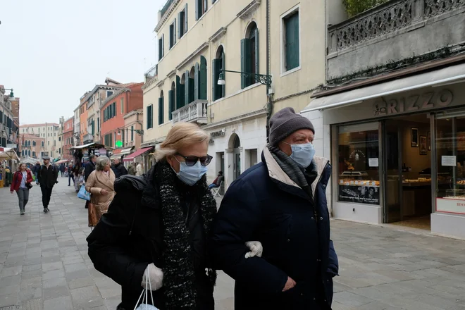 V času epidemije v strahu za lastno zdravje postanemo nezaupljivi, še posebno če je bolezen takšna, da kužnemu ne piše na čelu, da je bolan. FOTO: Manuel Silvestri/Reuters