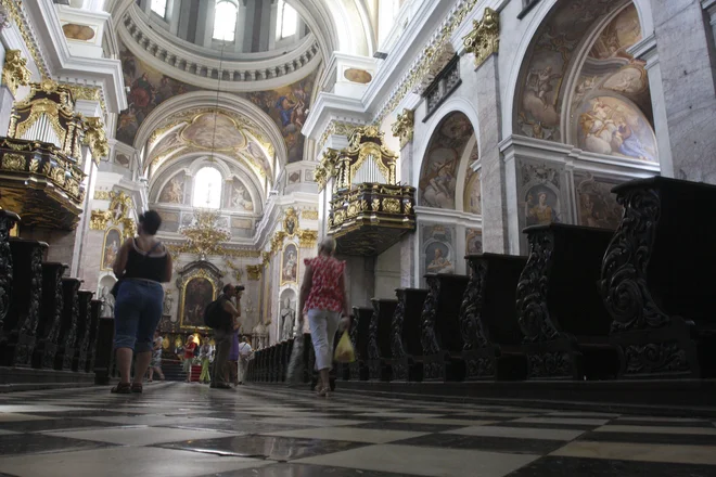 Sicer pa v katoliških cerkvah in pri bogoslužju že veljajo sprejeta navodila. Tako morajo duhovniki izprazniti kropilnike z blagoslovljeno vodo ob vhodu v cerkev. FOTO: Mavric Pivk/Delo