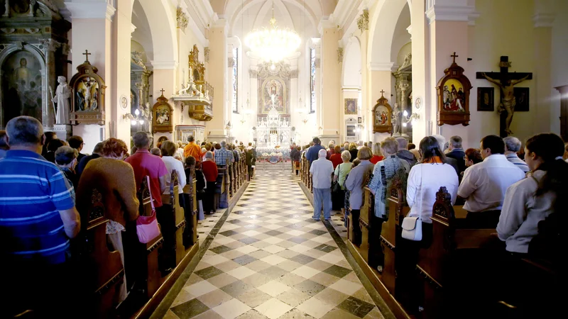 Fotografija: Slovenski škofje so na včerajšnjem zasedanju v Murski Soboti pozvali katoličane k molitvi za zdravje in upoštevanju navodil za preprečevanje epidemije koronavirusa. FOTO: Roman Šipić/Delo