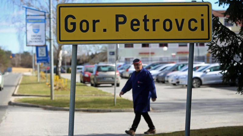 Fotografija: Dolg na prebivalca Gornjih Petrovec že presega dva tisočaka. FOTO: Tadej Regent/Delo