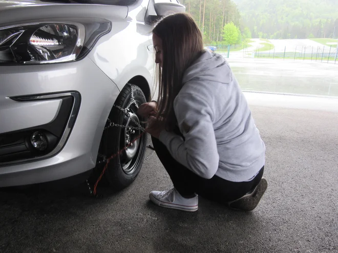 Nameščanje verig je bila v lanskem finalu ena težjih nalog. FOTO: Špela Kuralt/Delo