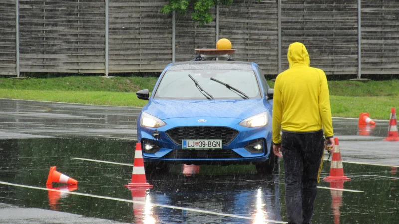 Fotografija: Finale letošnjega tekmovanja bo 12. maja v Centru varne vožnje AMZS na Vranskem. Lani so morali tekmovalci med drugim voziti tudi z žogo na strehi. FOTO: Špela Kuralt/Delo