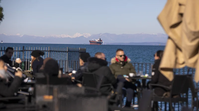 Fotografija: Gostinci v zadnjih tednih opažajo močan upad gostov. FOTO: Voranc Vogel