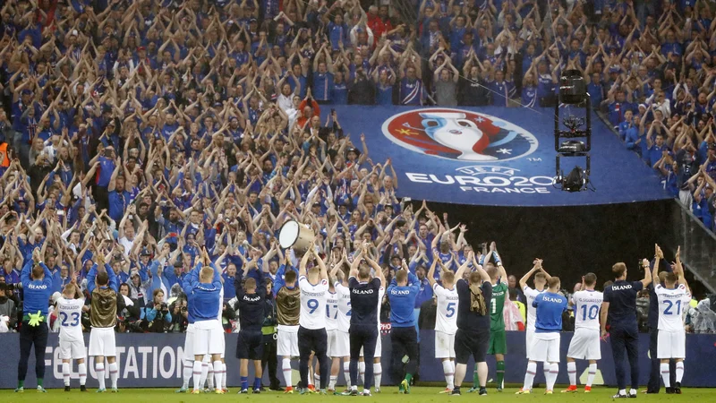 Fotografija: Uefa pozorno spremlja dogajanje okrog koronavirusa, toda zaenkrat ostaja optimistična in ne razmišlja o spremembah evropskega prvenstva 2020. Na fotografiji spektakel med tekmo Francije in Islandije na zadnjem euru 2016. FOTO: Reuters